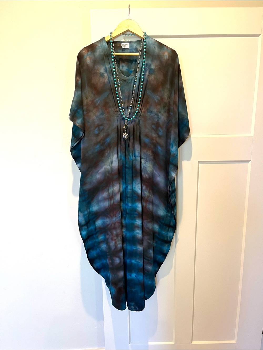Tie-Dye V-Neck rayon Women’s Kaftan in black & blue.